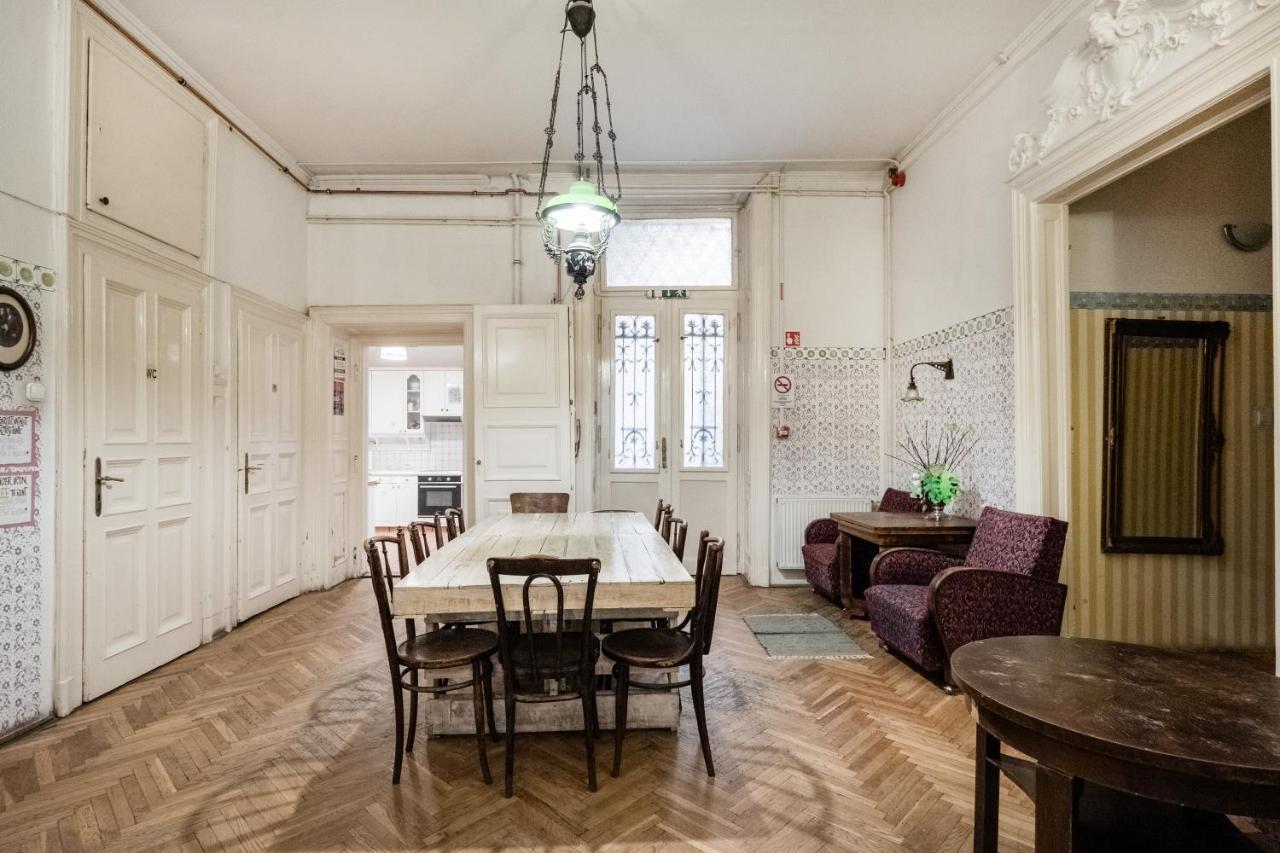 Baroque Hostel & Coworking Budapest Bagian luar foto