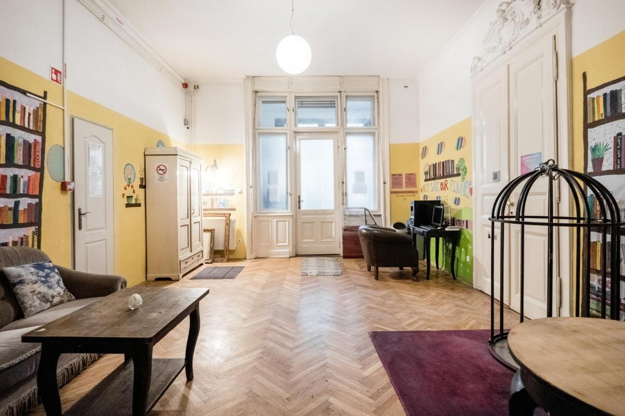 Baroque Hostel & Coworking Budapest Bagian luar foto