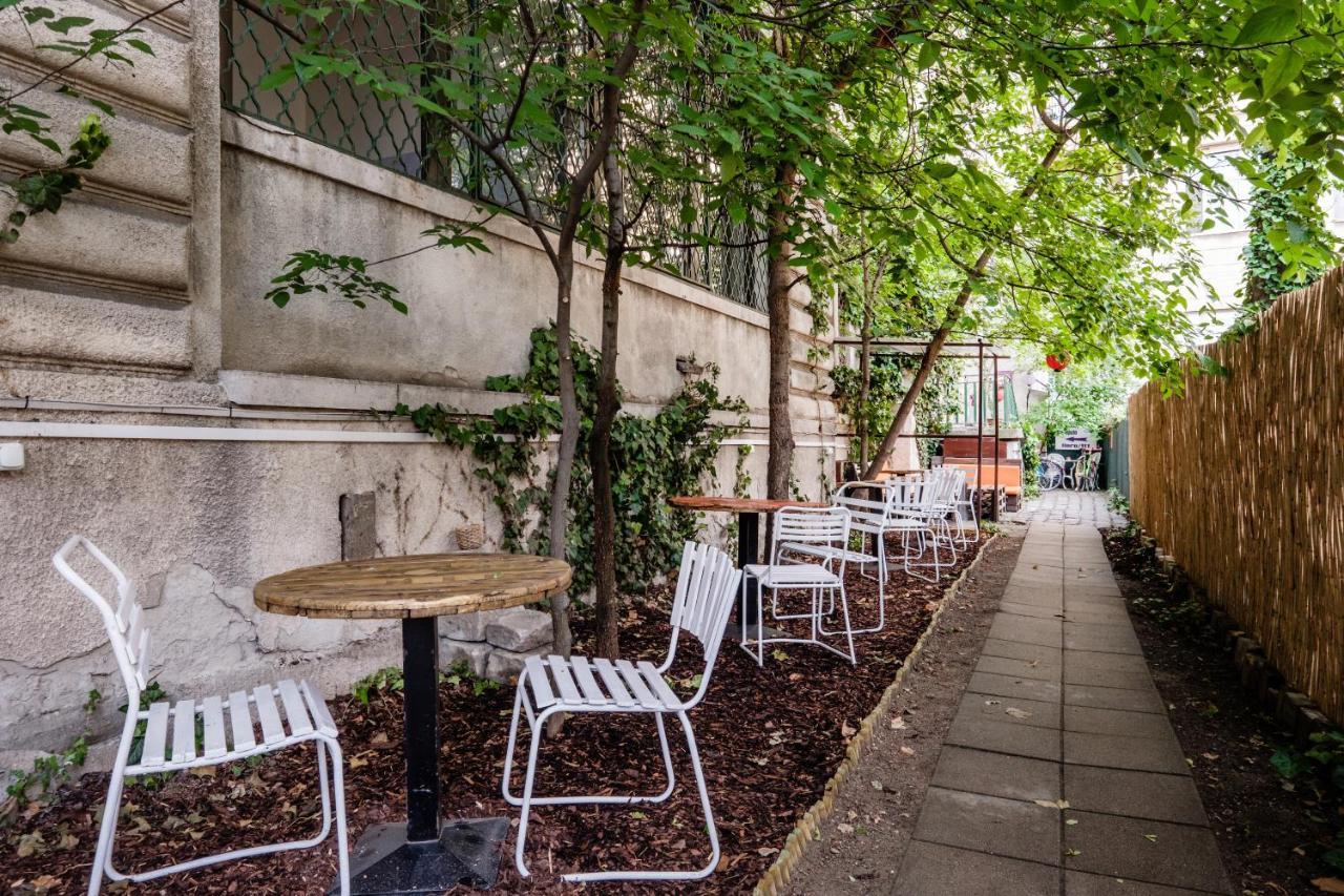 Baroque Hostel & Coworking Budapest Bagian luar foto