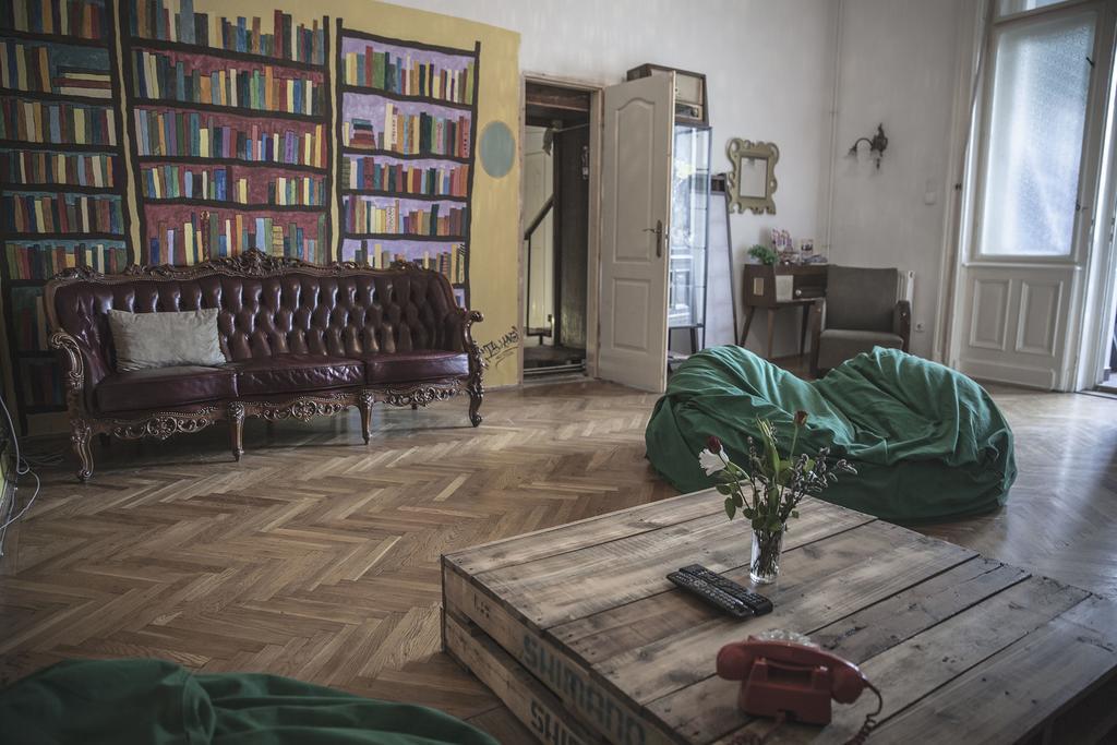 Baroque Hostel & Coworking Budapest Bagian luar foto