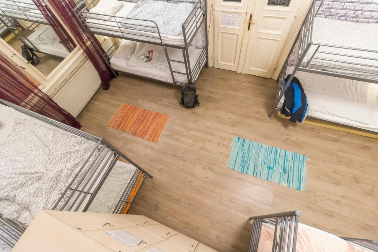 Baroque Hostel & Coworking Budapest Bagian luar foto