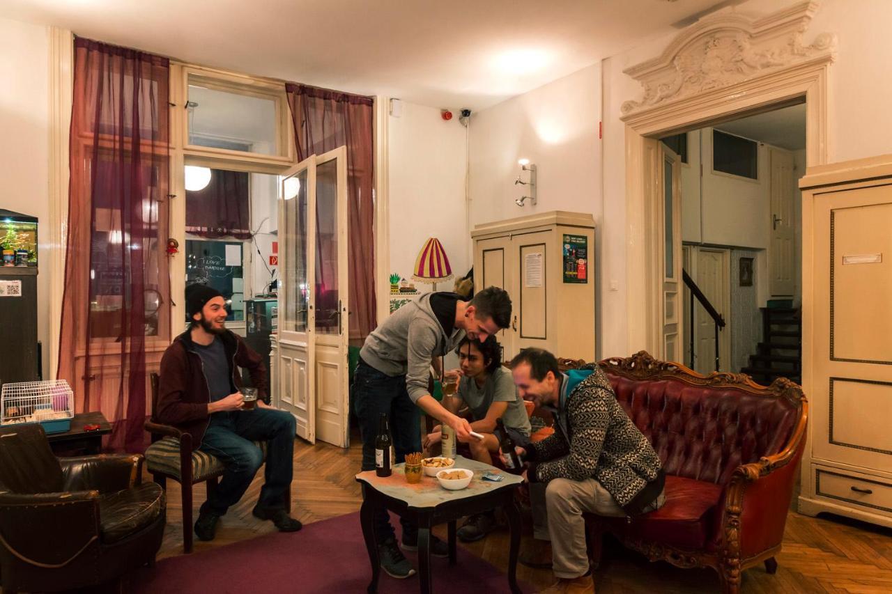 Baroque Hostel & Coworking Budapest Bagian luar foto