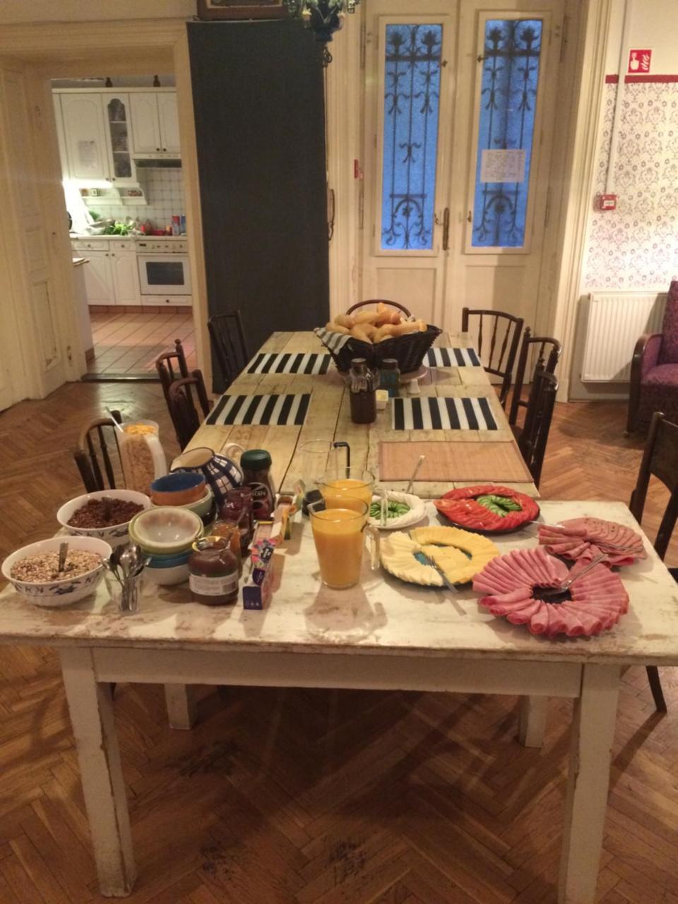 Baroque Hostel & Coworking Budapest Bagian luar foto
